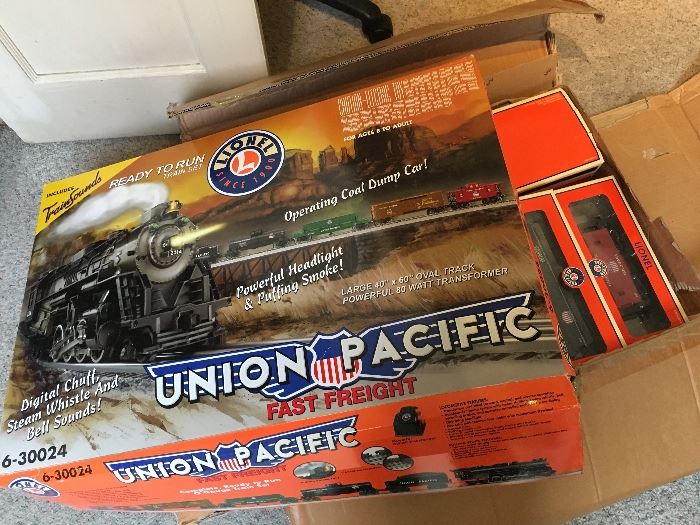 Lionel Union Pacific train set with tracks & cars