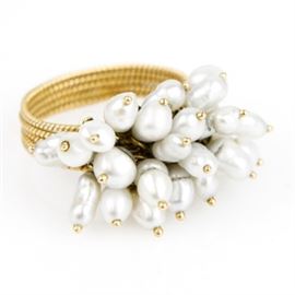 18K Yellow Gold and Cultured Freshwater Pearl Ring: A 14K yellow gold statement ring featuring a cluster of cultured freshwater pearls mounted on five twisted rope bands.