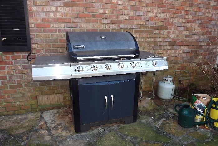 Gas grill with side burner