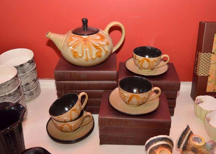Pottery Tea Set (Teapot, 4 Cups & Saucers)