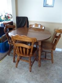 KITCHEN TABLE W/2 LEAFS & 4 CHAIRS (NEEDS REPAIRS)