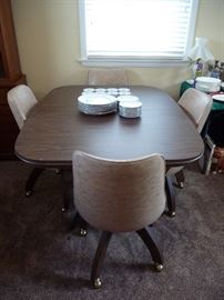 DINING TABLE W/ 2 LEAFS & 4 CHAIRS