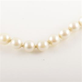 14K White Gold and Cultured Pearl Necklace: A single strand necklace comprised of cultured pearls knotted together with a vintage 14K white gold filigree hook clasp.