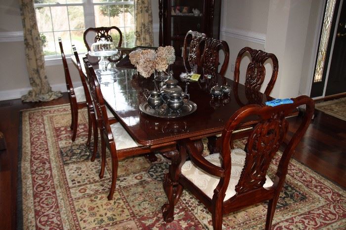 Large dining table with 2 leafs and 8 chairs