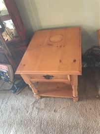 Broyhill end table (1 of 2)