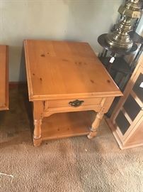Broyhill end table (2 of 2)