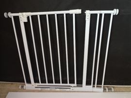 Metal swing door baby / dog gate