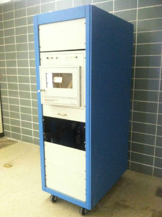 MKS Type 290C Charge Rate Ion Gauge Controller. Model 800. 71Hx 36D. Untested. This instrument is very heavy.