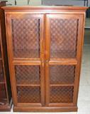 Traditional style wood 3 shelf bookcase with a cherry finish, wire doors and a traditional edge profile. Good condition. Approx. 36w x 14d x 54h. Center back section.