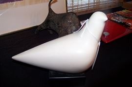 Beautiful dove on marble base - signed Cleo Hartwig, (1909-1988)