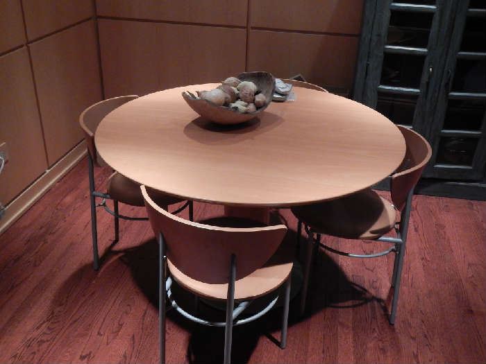 Designer table Expandable with leaf and 4 chairs.