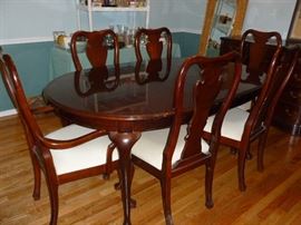 Nice DR Table w/6 chairs & 2 leaves