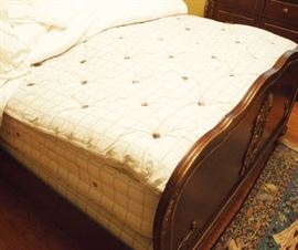 Lot 13: A Savoir #4 British bespoke queen-size mattress set. Including a hand-tied mattress, box spring, and topper. Labeled: Savoir, No. 4. Good, used condition. ESTIMATE $2,000-3,000