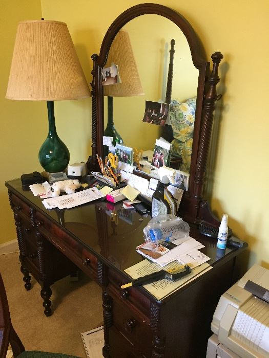 Beautiful dressing table/dresser w/mirror (1 of 2)