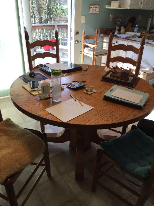 Round kitchen table w/six chairs (4 regular and 2 armchairs)