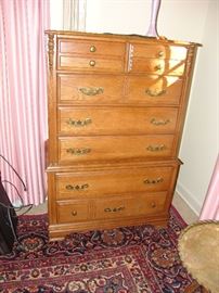 Oak chest of drawers