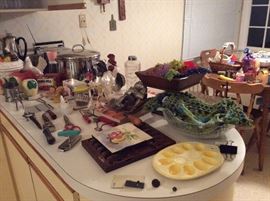 Kitchen stuff, kitchen table & chairs in back