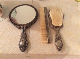 Dresser set