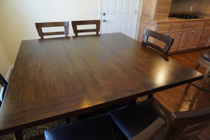 Ashley Dining room table & chairs - Gorgeous and like new, area rug