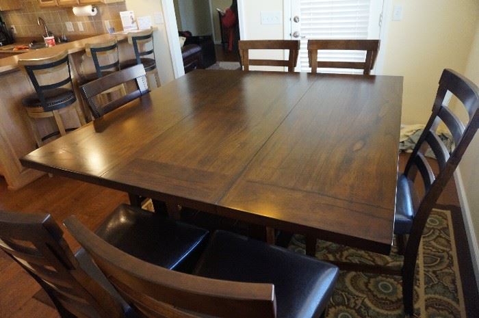 Ashley Dining room table & chairs - Gorgeous and like new, area rug