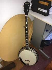 Banjo. Needs a little TLC!