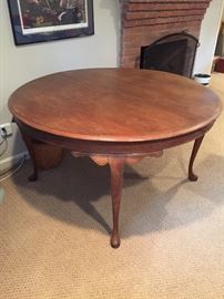 Round dining table