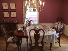Lovely dining room set with 2 leaf extensions