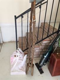 Don't you just love this. Handles made from 2 logs...