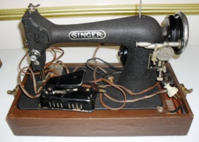 Vintage Singer electric portable Classic Historic sewing machine with case