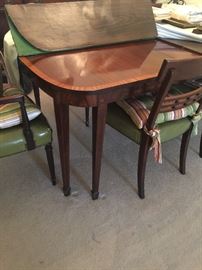 Banded Dining Room Table w/ 2 self storing leaves.