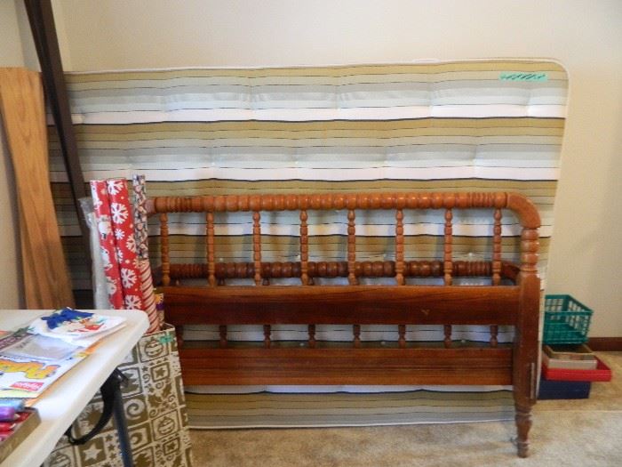 Spindle bed with mattress & box springs
