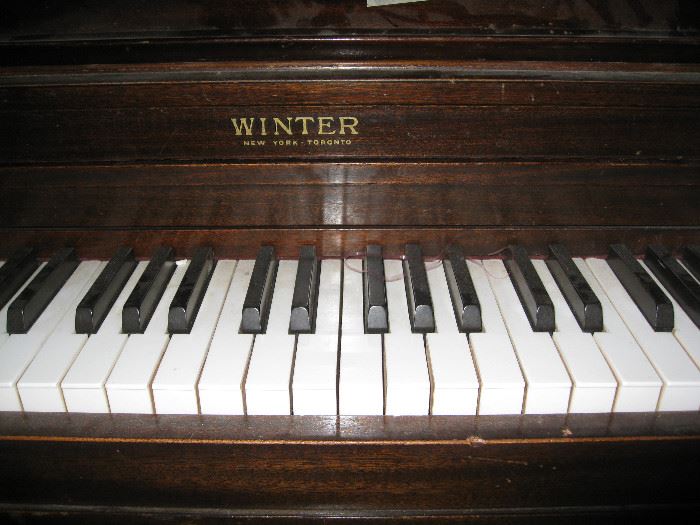 Winter spinet piano