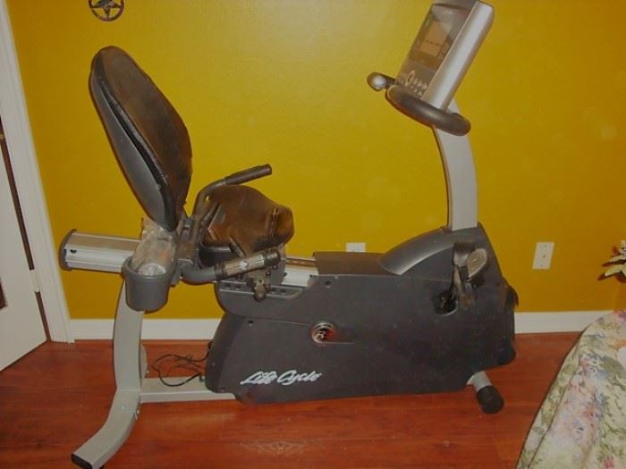 LIFE FITNESSS "LIFE CYCLE" R1/R3 RECUMBENT - THIS IS "GYM" QUALITY, DIGITAL, TOP OF THE LINE!