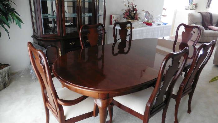 Thomasville Dining room table, 6 chairs and 1 leaf
