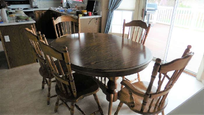 Oak Kitchen table, 6 chairs and 2 leaves