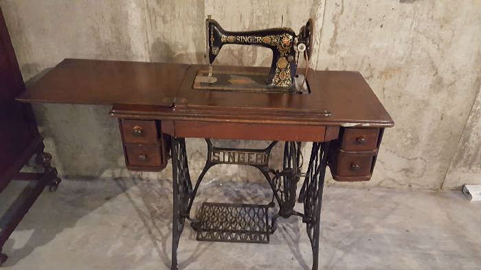 Singer Sewing machine and cabinet