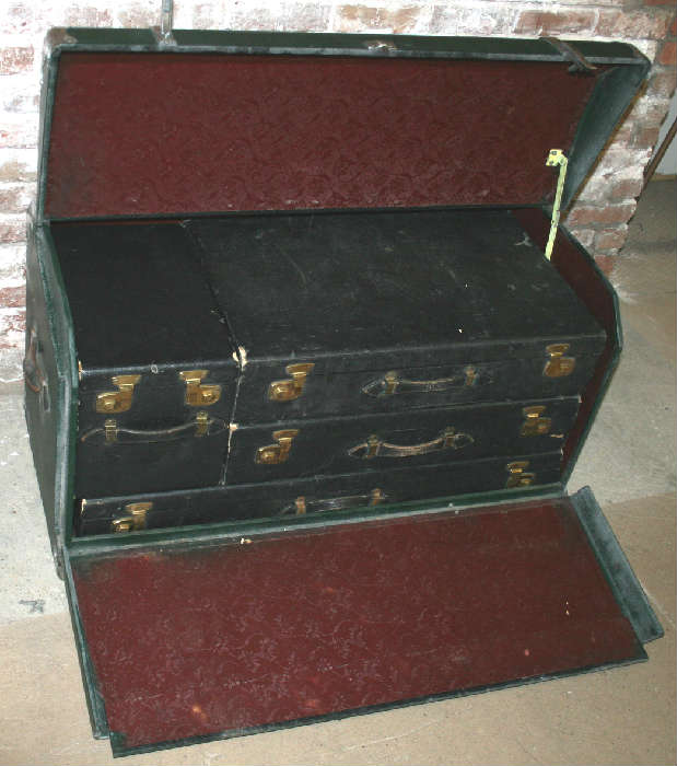 Trunk system made by Wahl Trunk Company in Wisconsin for 1930's cars. 4 individual cases inside.