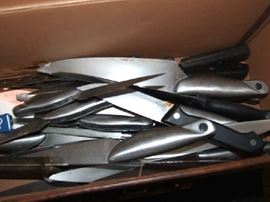 ASSORTED KITCHEN CUTTING KNIVES