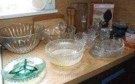 KITCHEN GLASSWARE, SOME CUT CRYSTAL