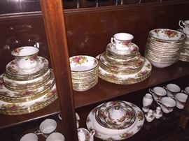 Royal Albert Old Country Roses (82 piece set). 