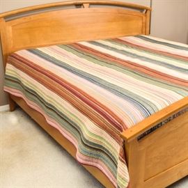 Ethan Allen Maple King Size Bed: An Ethan Allen king size bed in maple with maple side boards. The headboard and footboard are arched with an open crown over a single recessed panel with side legs that art tapered at the top and bottom.