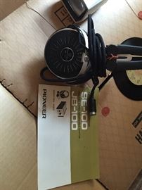 Pioneer SE-100 headphones