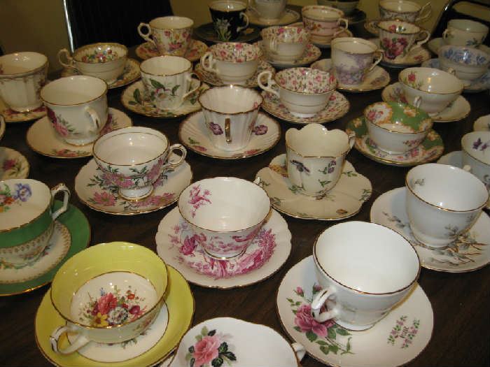 LOTS OF ENGLISH CUPS AND SAUCERS