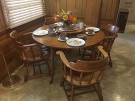 Cal Shops Furniture Co. 1956 Round maple dining table with 2 leaves and 4 chairs
