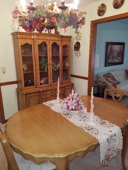 Beautiful Dining room table with 4 leafs and matching Hutch 