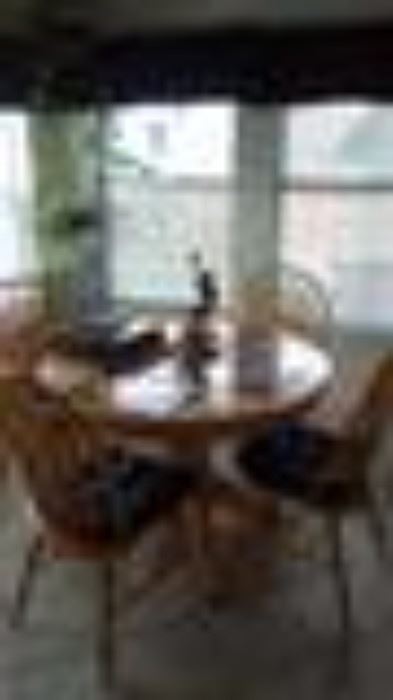 Round Kitchen Table, Solid Wood-Blond (3ft 4in x 3ft 4in) w/4 matching chairs.
