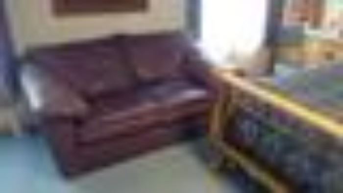 Leather Love Seat/Purple (3ft 5in x 5ft 8in x 8ft 5in x 10ft) in Top Notch Condition; Seldom used.