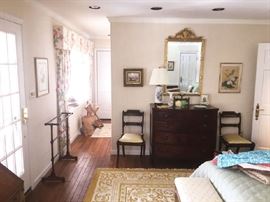 Early 19th century American chest of drawers