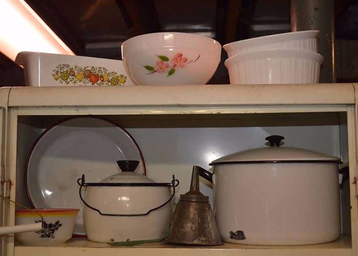 Vintage Kitchen Wares / Vintage Enamelware Pots & Pans