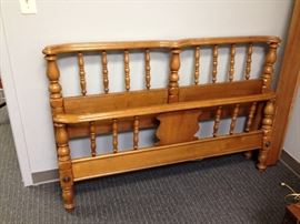 Vintage Sumter Cabinet Maple Standard Double/Full Bed - Headboard, Foot Board, Side Boards & Slats - Detail
